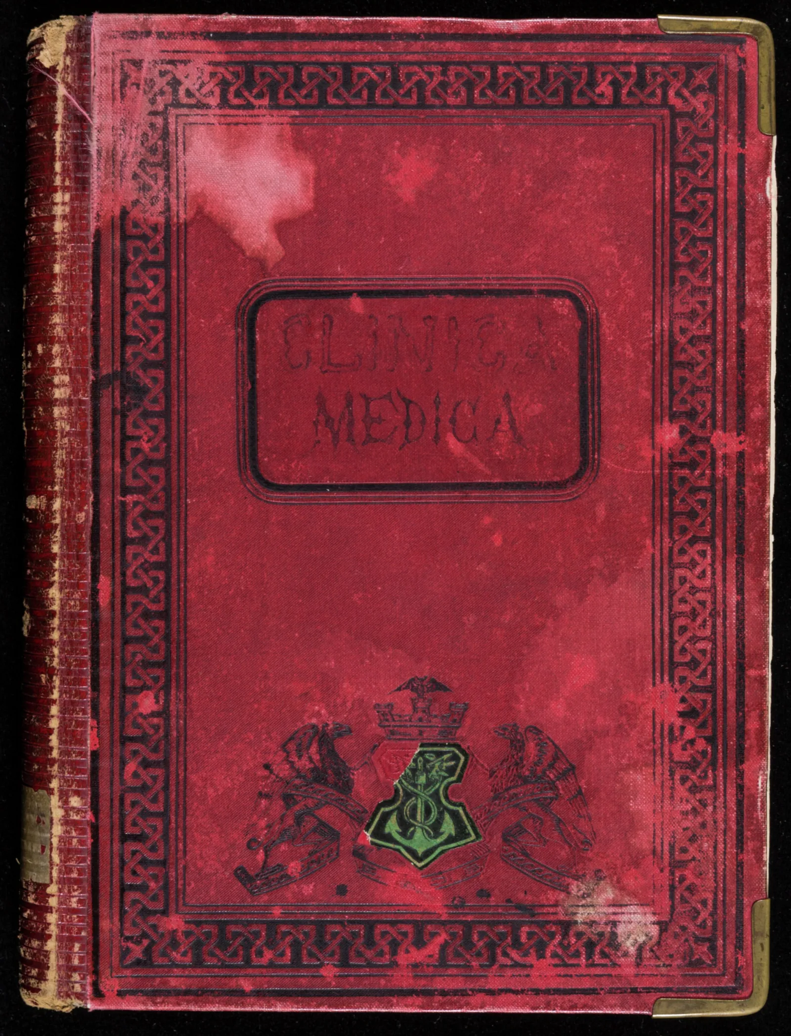 Front cover of Clínica Médica. The cover is red with black ornamental decorations along the border. The text "Clinica Medica" is printed in the center.